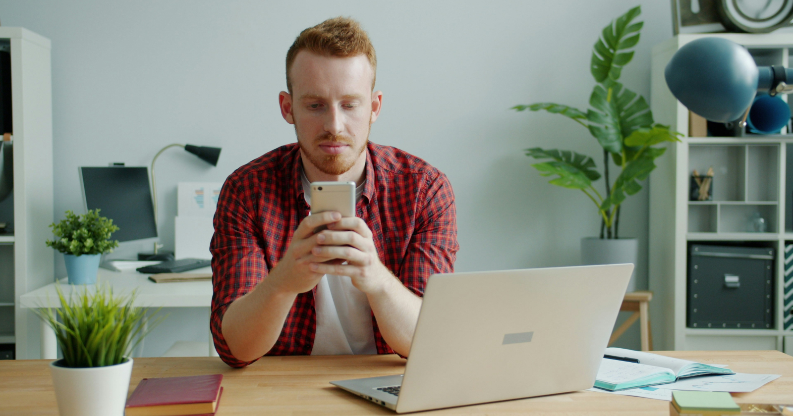 9 early signs a man is deeply insecure, even if he hides it well