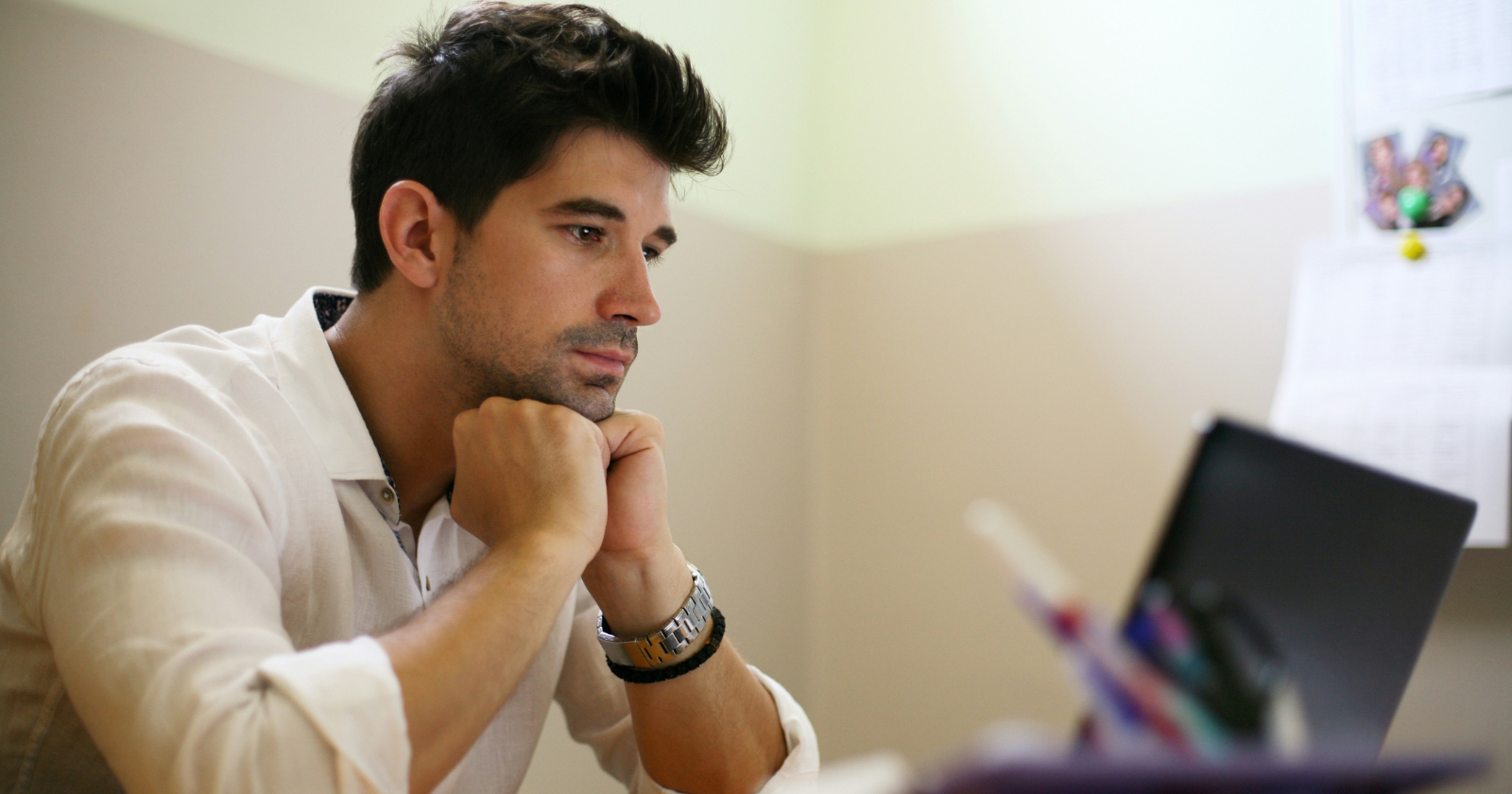 9 subtle signs a man is quietly struggling with life even if he never complains