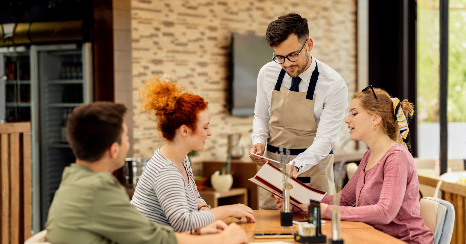 8 restaurant behaviors that instantly tell servers you grew up with money — even if you’re dressed casually
