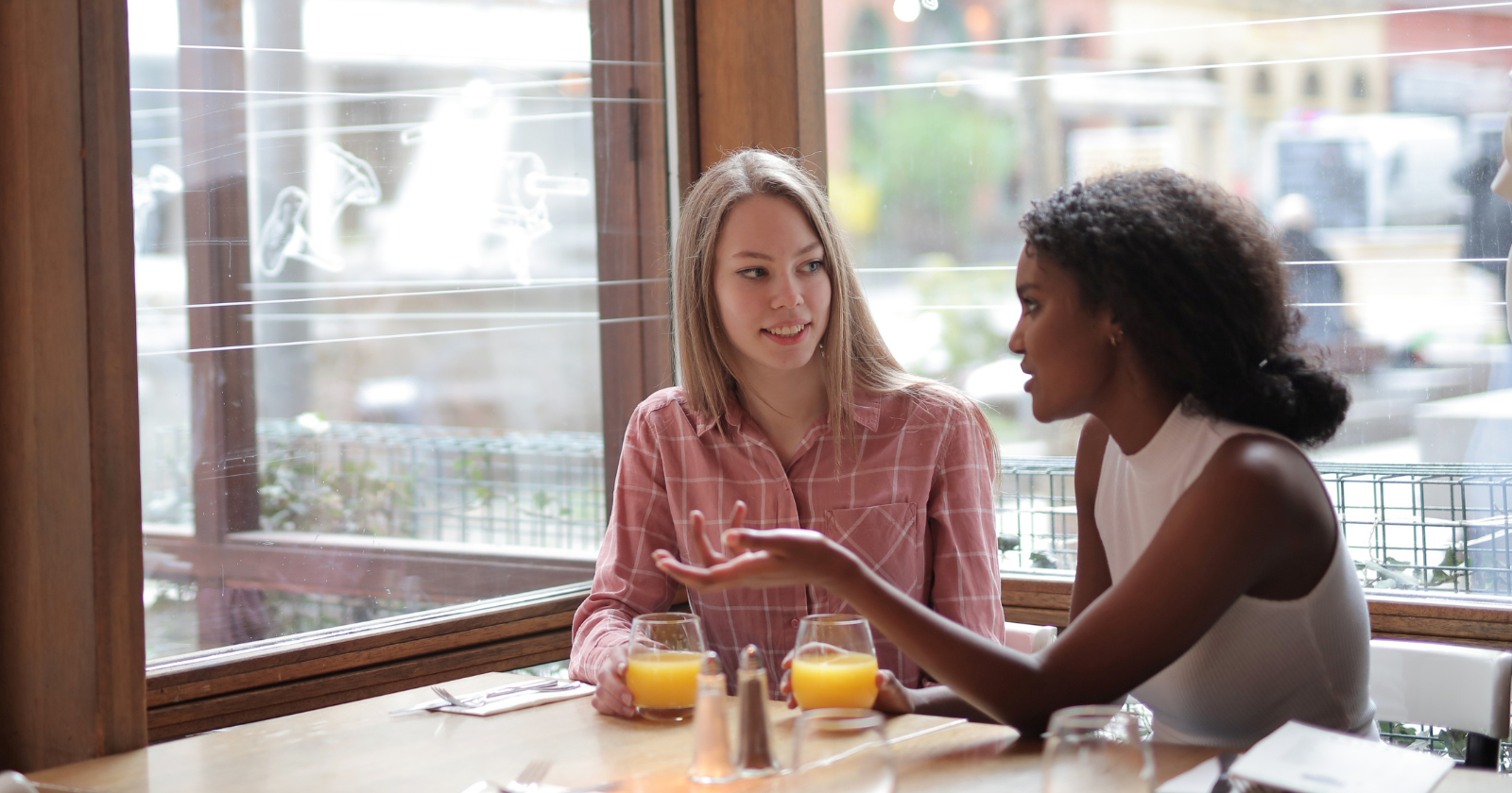 Psychology says people who keep their phones face down during conversations usually have these 8 rare qualities