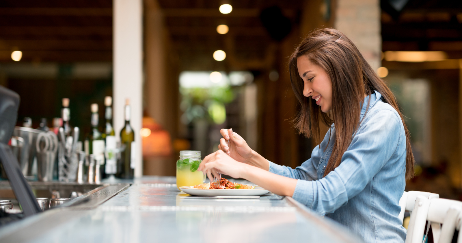 Psychology says people who eat alone in public without feeling self-conscious often display these 8 unique traits