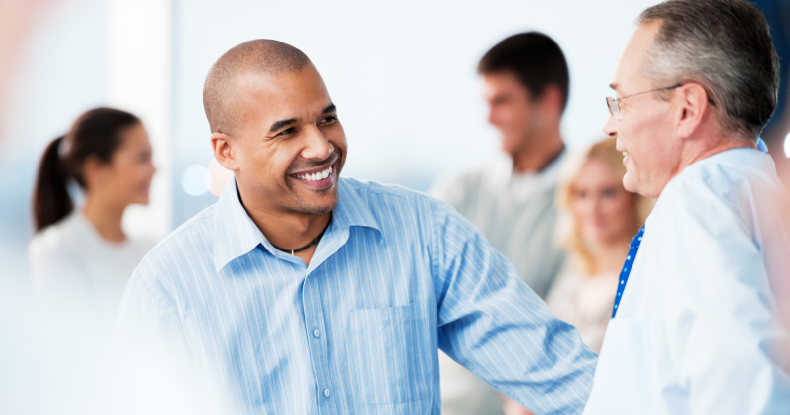 8 phrases naturally charismatic people use that make everyone want to talk to them - Silicon Canals