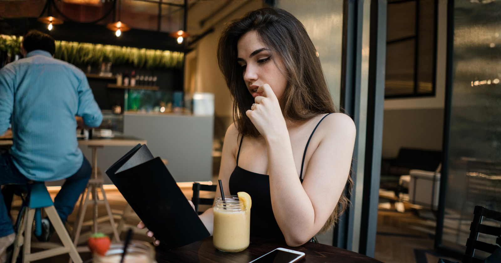 People who panic-calculate tips before the check arrives possess these 8 financial reflexes that shape everything they’ll ever achieve
