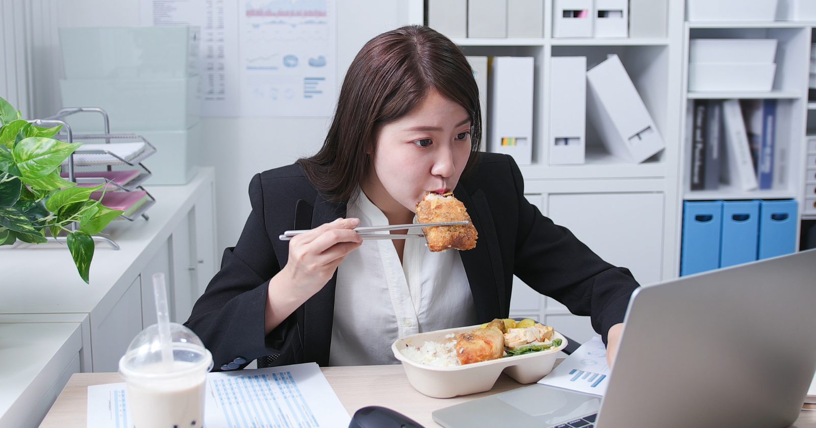Psychology says people who eat lunch alone by choice instead of joining coworkers typically display these 9 signs of emotional security - Silicon Canals