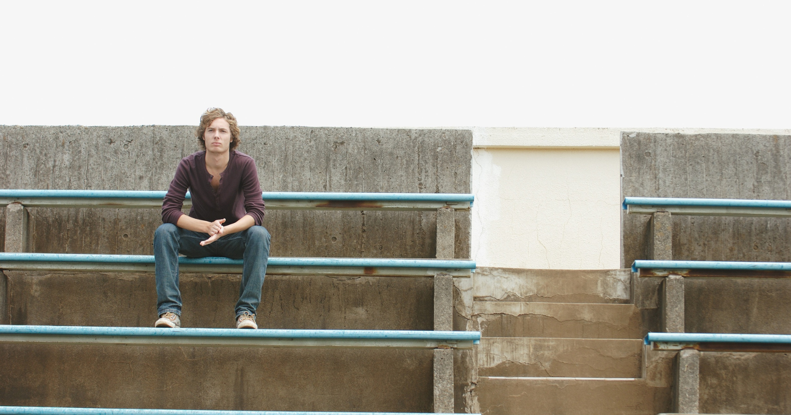 Psychology says if you can sit in silence without reaching for your phone, you possess these 8 rare qualities