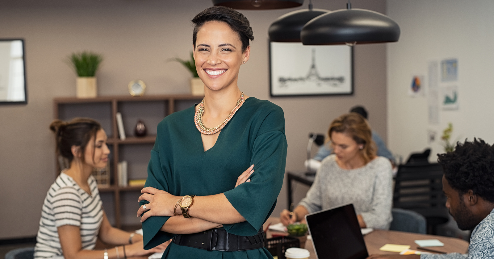 Psychology says these 8 subtle behaviors make strangers see you as an authority figure within minutes