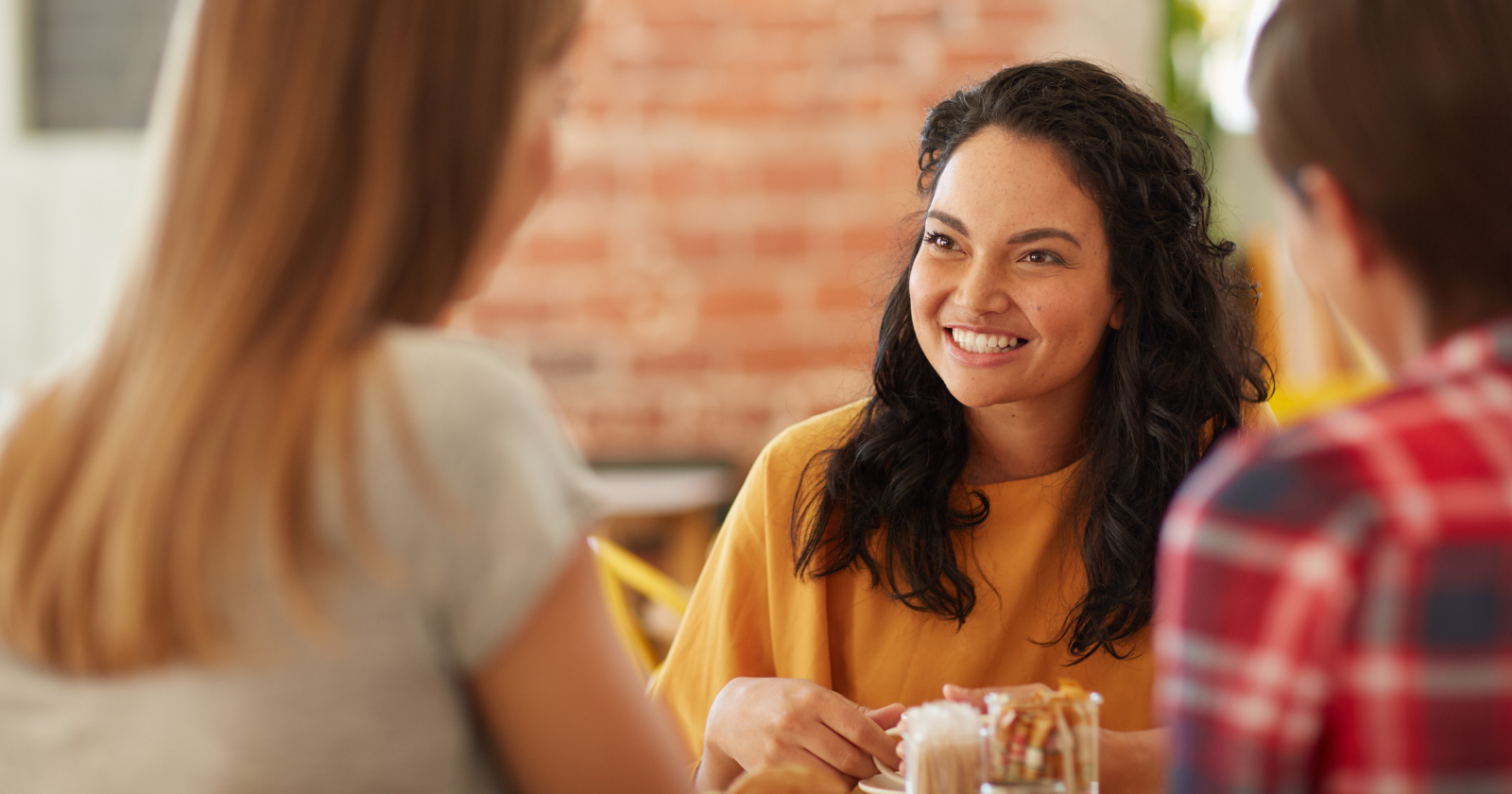 8 conversation habits that instantly make strangers feel like they've known you for years - Silicon Canals