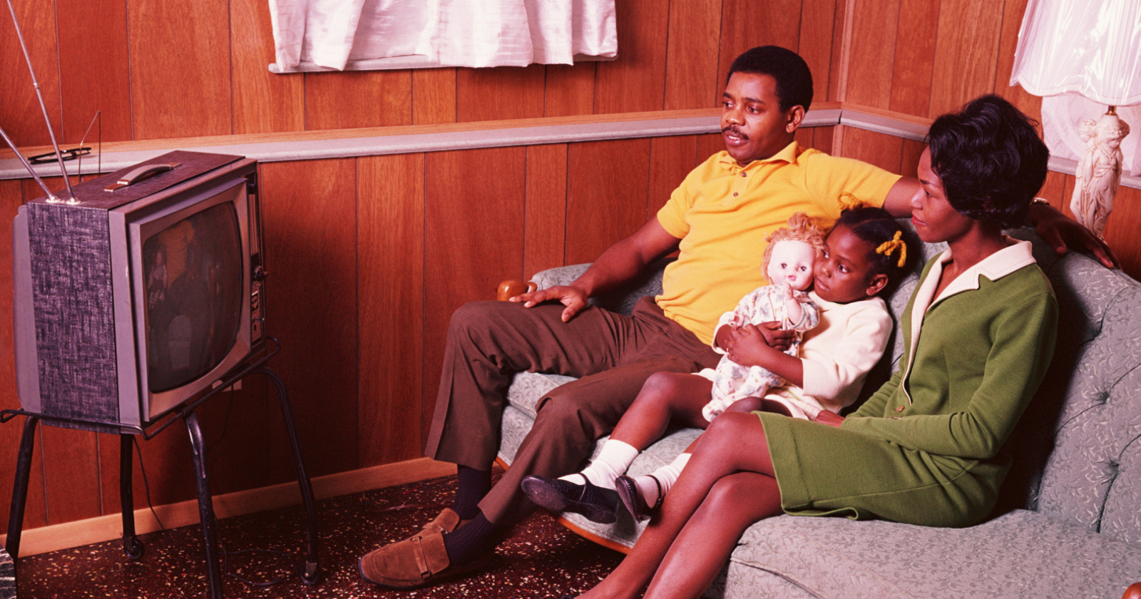 9 things lower-middle-class families did in the 1970s and 80s that cost nothing but created bonds wealthy families genuinely can't buy - Silicon Canals
