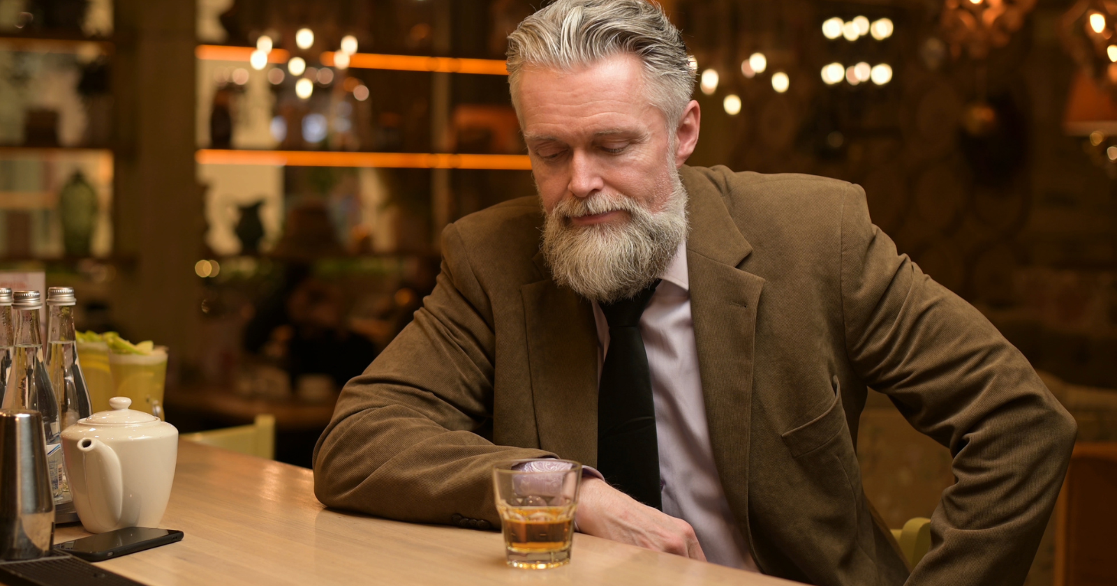 Bartenders say people who drink alone on weekday evenings almost always share these 7 traits-and loneliness usually isn't one of them - Silicon Canals