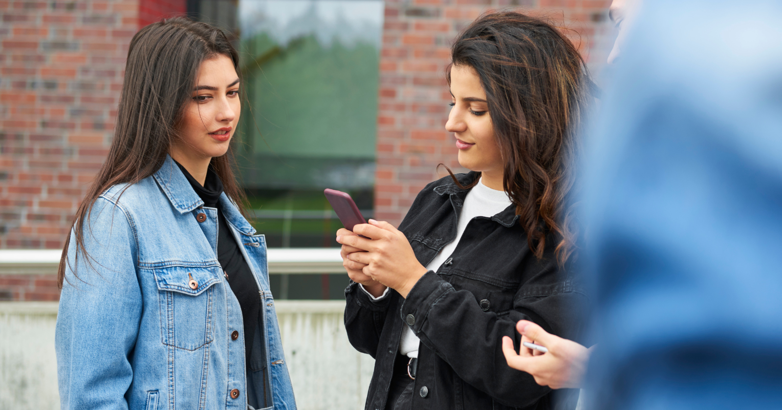 If you've ever pretended to text to avoid small talk, psychology says you share these 8 traits with the most observant people alive - Silicon Canals