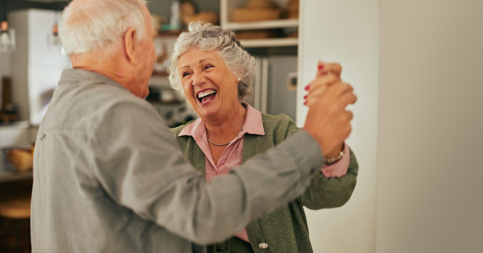 Psychology says couples who've been happily married for 30+ years all stopped doing this one thing that most newlyweds think is essential - Silicon Canals