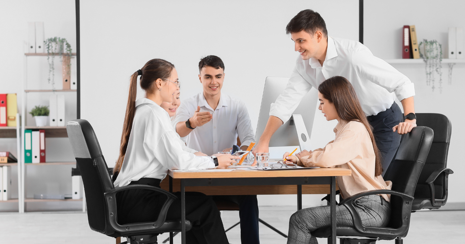 Psychology says people who always push their chair in when they leave a table display these 6 personality patterns that started in childhood