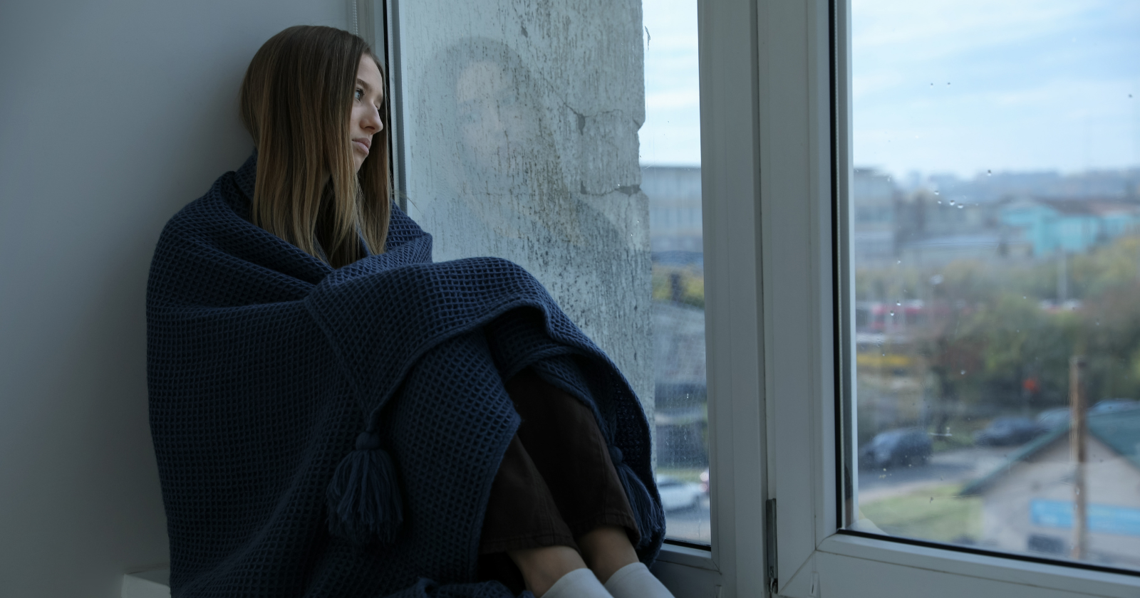 Psychology says people who feel a wave of sadness at dusk even on good days are experiencing these 5 patterns — and it connects to something so ancient in the human brain that psychologists say the fe