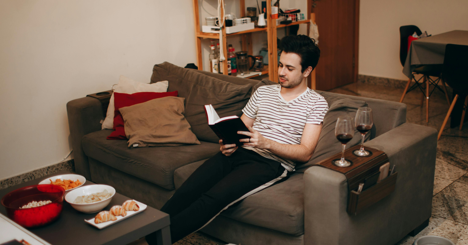 Psychology says people who genuinely prefer staying in on Friday nights display these 8 signs of deep self-awareness - Silicon Canals