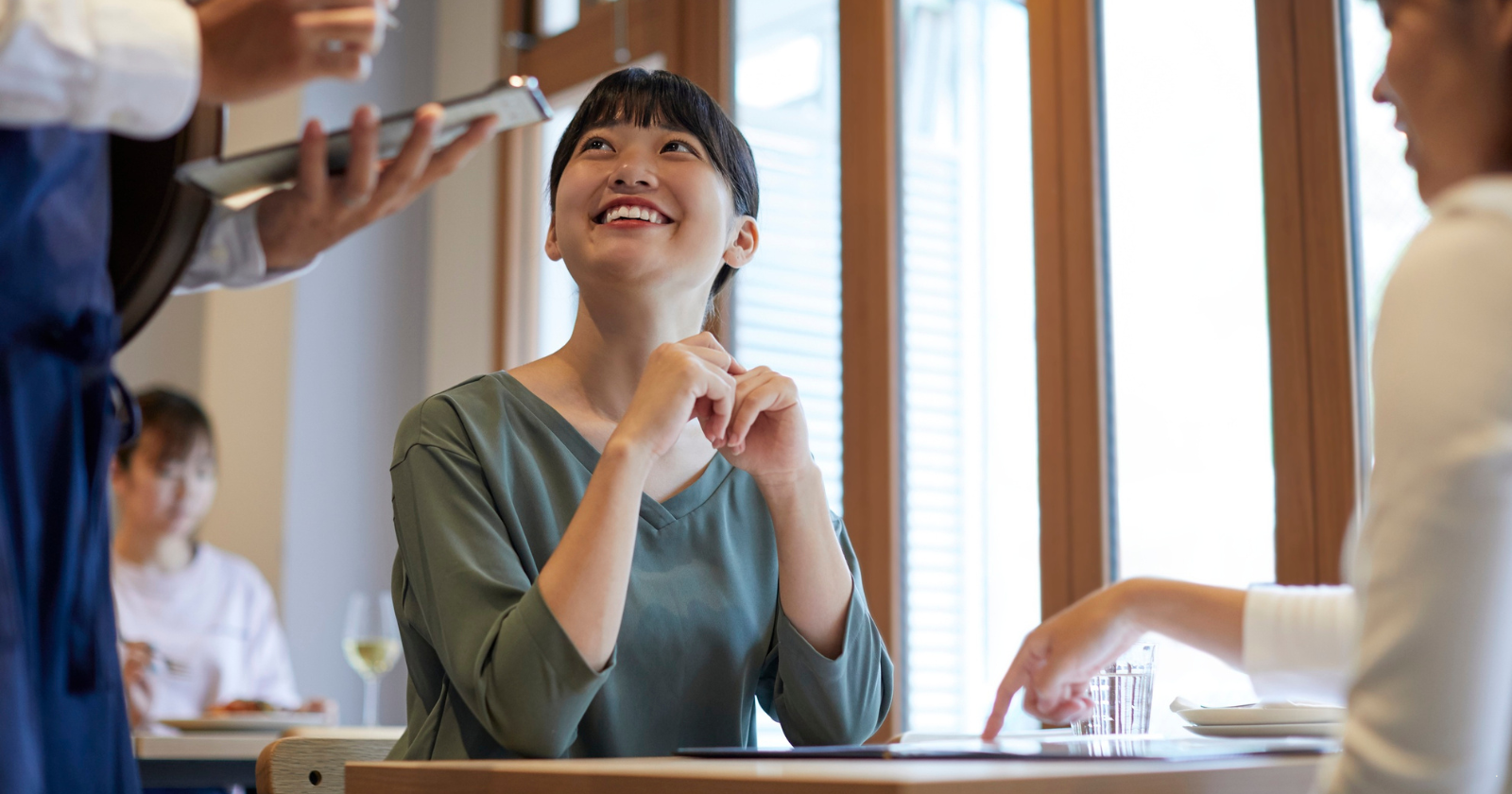 8 things lower-middle-class people do when dining out that wealthy people find odd but waiters actually appreciate