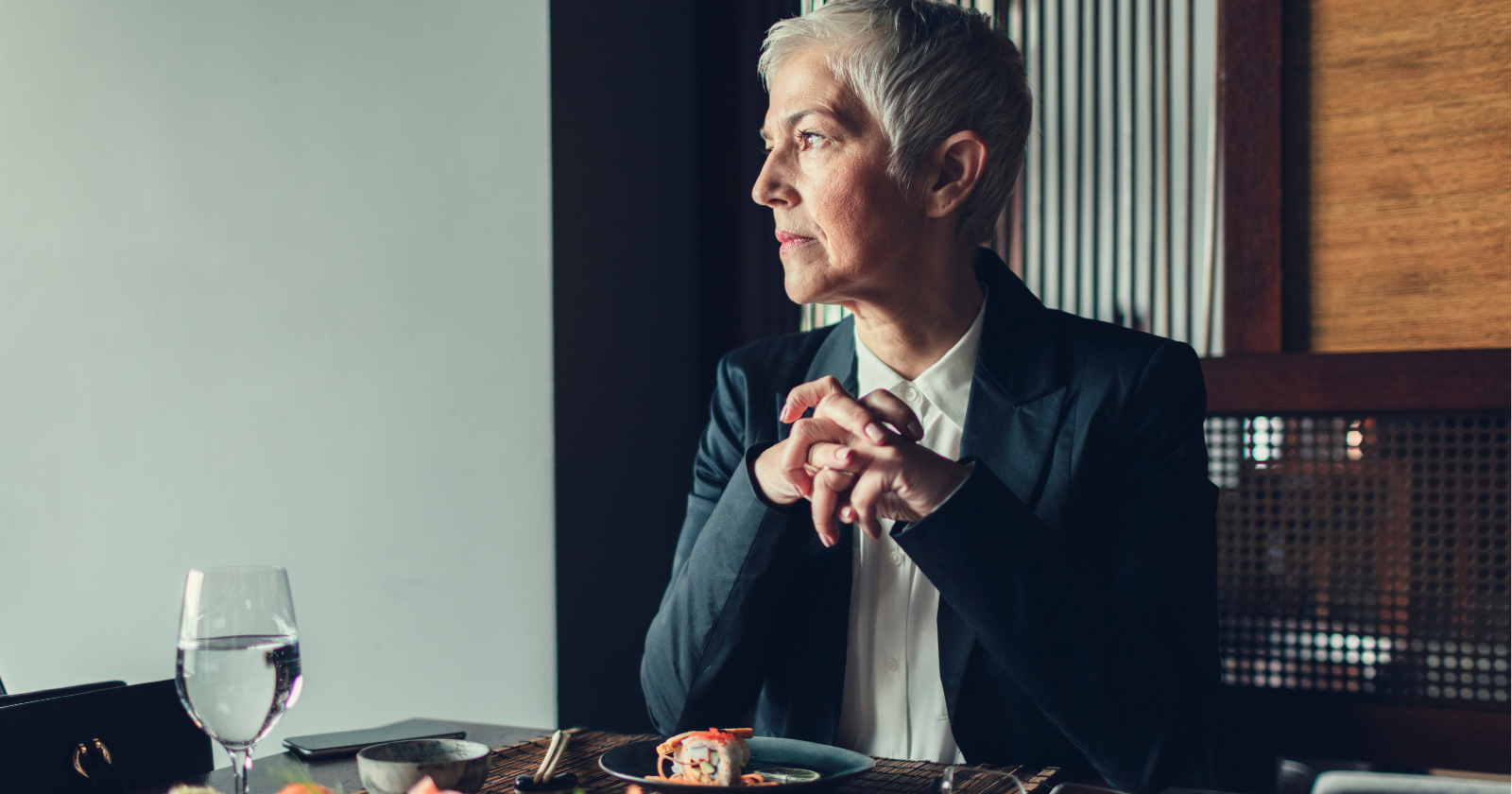 The woman who organized every Christmas, remembered every birthday, packed every school lunch, and drove every carpool is now eating dinner alone at 5:30 PM watching the news—and her phone only rings when someone needs something