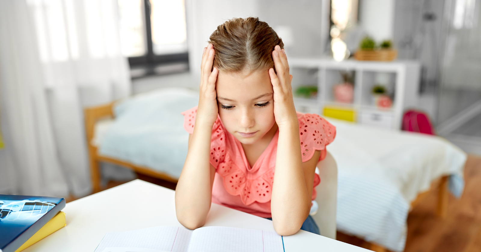 Psychology says the anxiety most people feel on Sunday evenings isn’t about Monday — it’s a reactivation of these 9 childhood patterns that were embedded during a time when the end of the weekend meant returning to something the child was quietly dreading