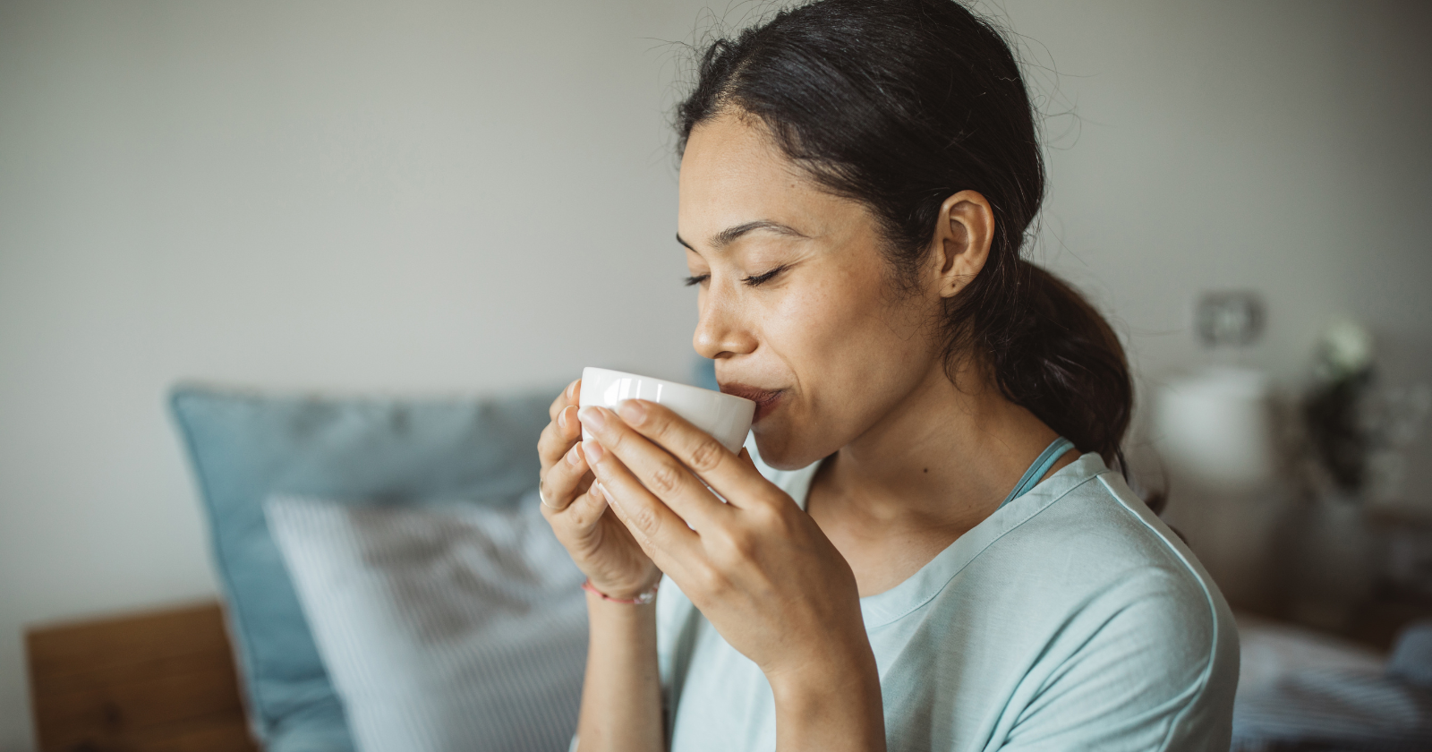 If a woman who always wore makeup suddenly stops — not on a bad day, not when she’s ill, but permanently — most people assume she’s let herself go. What’s actually happening is almost always one of these 7 shifts, and the last one is the one her family should pay attention to.