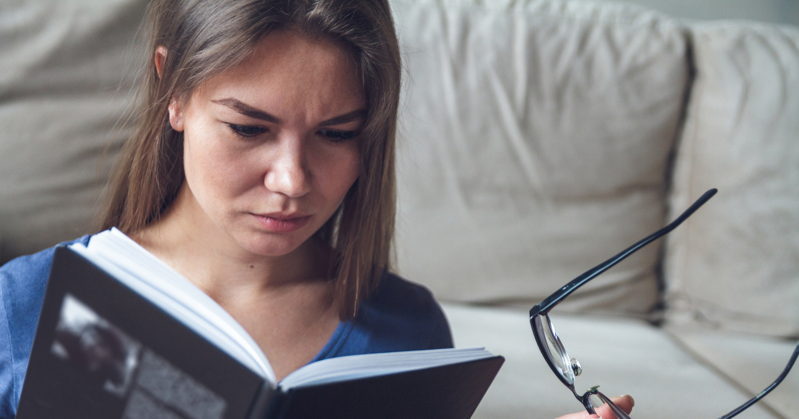 Psychology says people who educated themselves through reading and curiosity instead of formal degrees solve problems in a fundamentally different way — and these 8 cognitive patterns explain why classrooms can’t replicate it