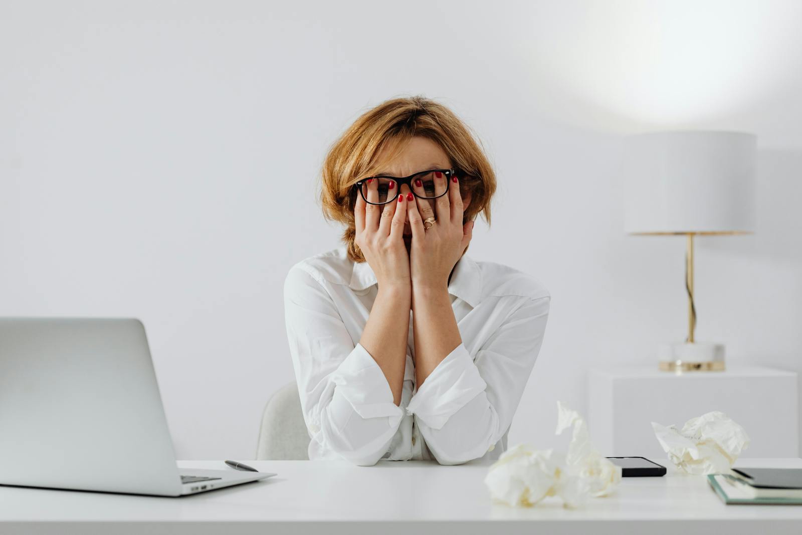 Psychology says people who internalise their distress aren't cold or self-sufficient — they're often running a constant, invisible calculation about whether their pain is bad enough to be worth someone else's time