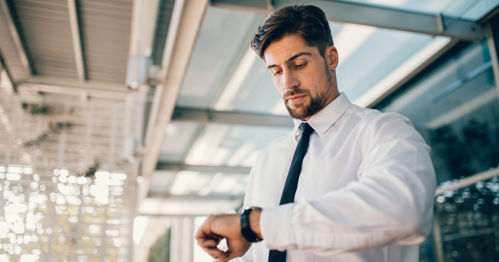 Psychology says the people who still wear a wristwatch in a world of smartphones aren’t behind – they have a specific relationship with time and intention that most people quietly abandoned without realizing what they gave up