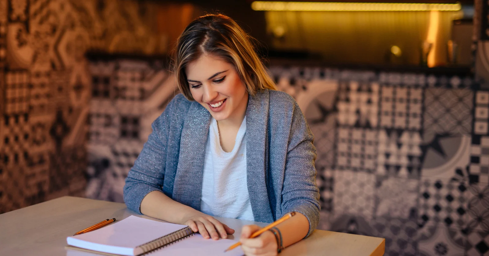 Psychology says you can spot someone who's genuinely financially well-off without them ever mentioning it, and it isn't the watch, the car, or the address, it's that they don't rush meals, don't flinch at small expenses, don't perform humility about money, and never once make their wealth the texture of the conversation - Silicon Canals