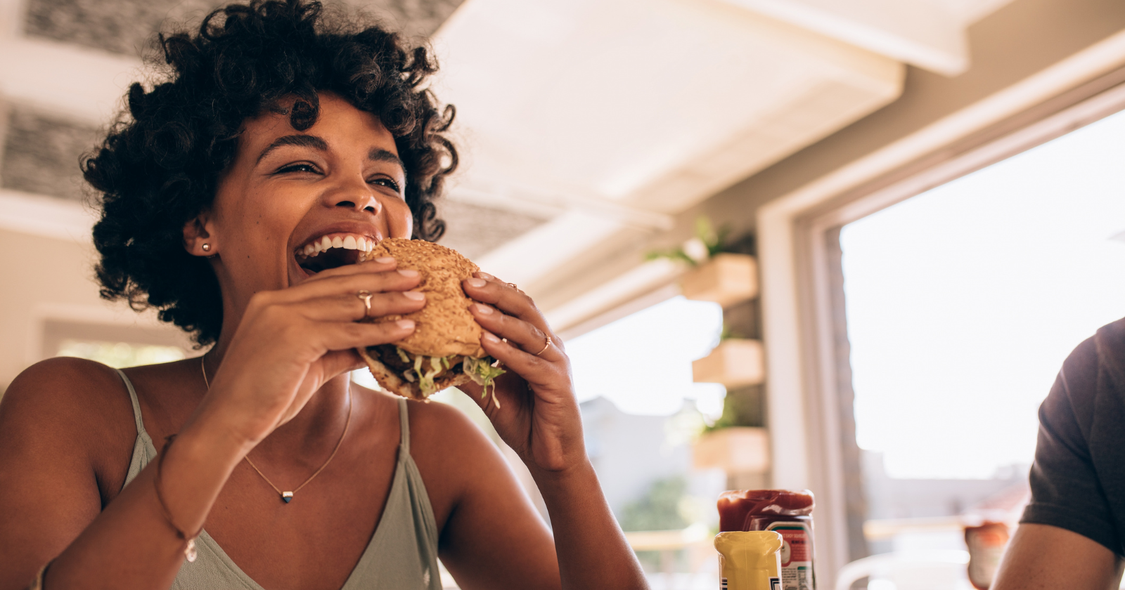 Psychology says people who stack plates and tidy up before leaving a restaurant aren’t being polite — they’re managing a deep anxiety about being perceived as the kind of person who leaves a mess, and the compulsion often traces back to a single childhood household rule they were never allowed to question