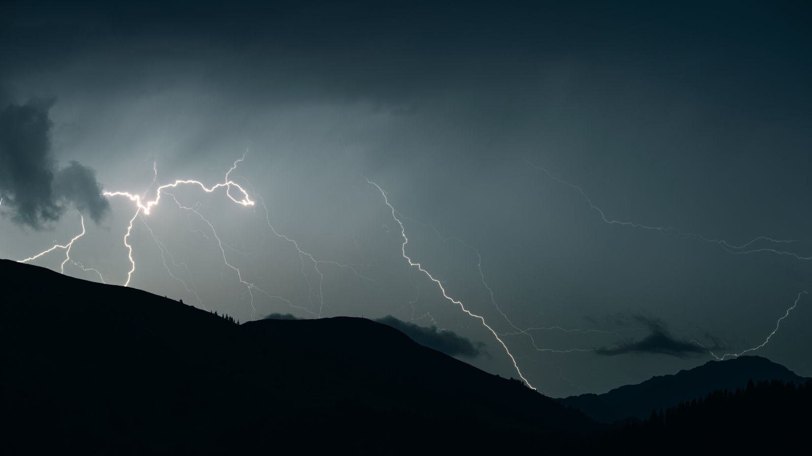 A single bolt of lightning that crossed Texas, Louisiana, and Mississippi in April 2020 stretched 768 kilometres end to end, then the longest single flash ever recorded, and it covered the distance between New York and Columbus, Ohio in under seven seconds