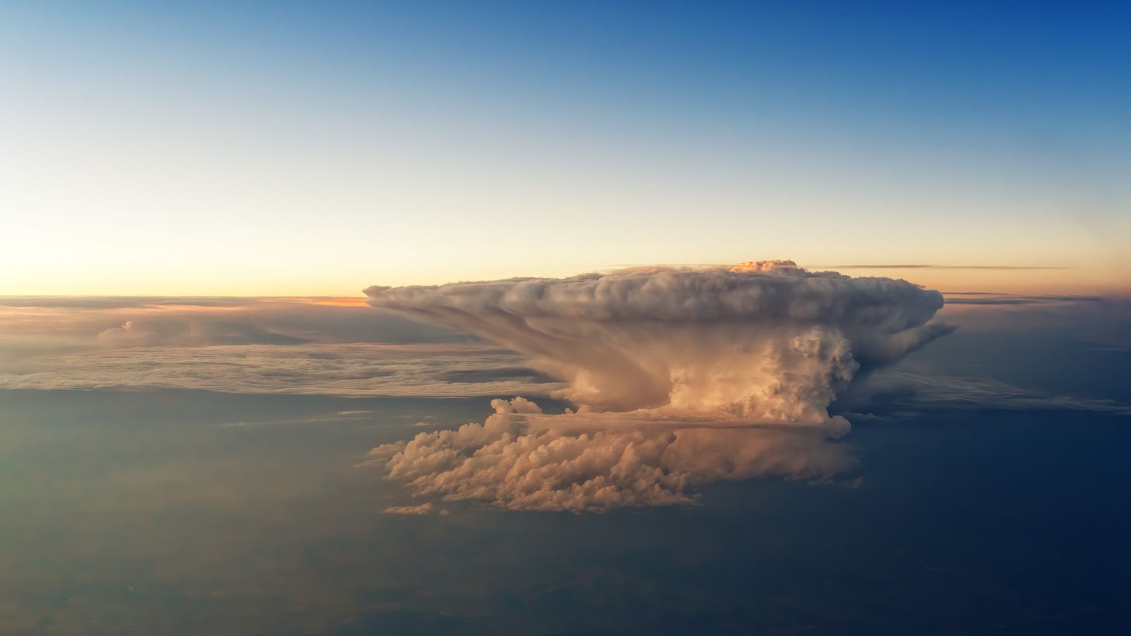 thunderstorm anvil cloud
