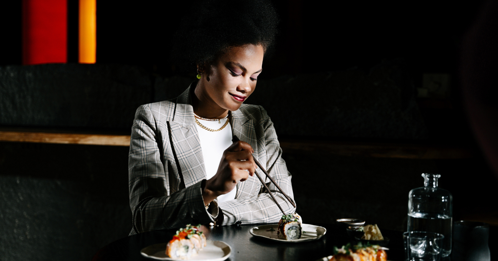 Psychology says people who regularly eat alone in public without self-consciousness aren't loners, they're often the ones who have learned to distinguish between solitude and loneliness, a distinction that takes most people decades to make