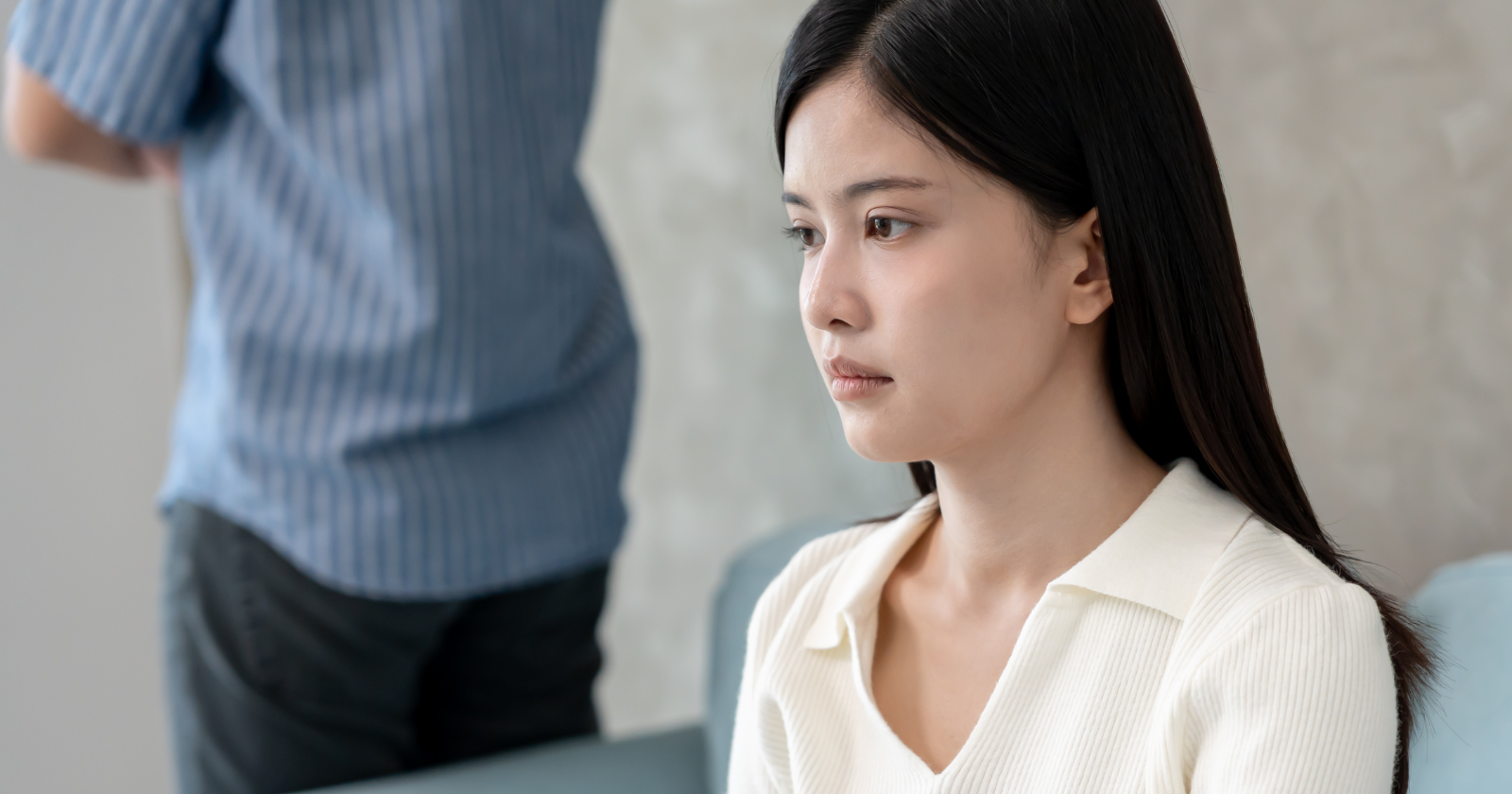 Psychology says people who go very still when they’re upset — no fidgeting, no shifting, almost no movement — aren’t calm or indifferent; they’re often the ones for whom stillness became the only safe response to something overwhelming