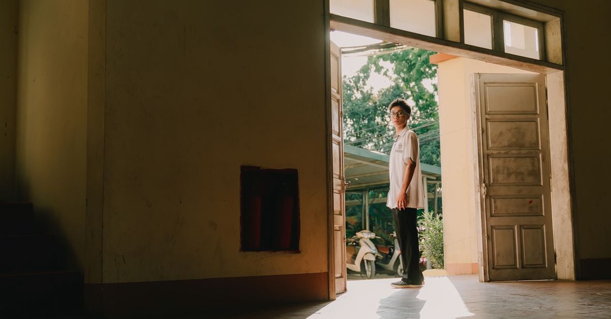 Walking through a doorway can make you forget what you came to do even when you travel the same distance and return to the original room, because the brain treats a boundary as the end of one event and begins organising the next before the old intention has followed you through