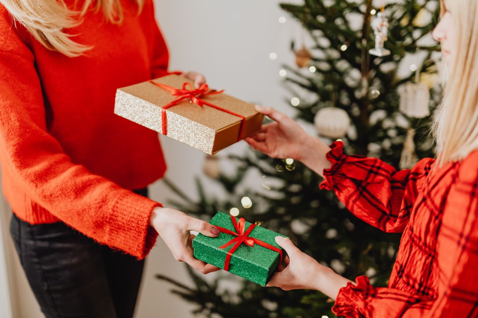 hands holding present
