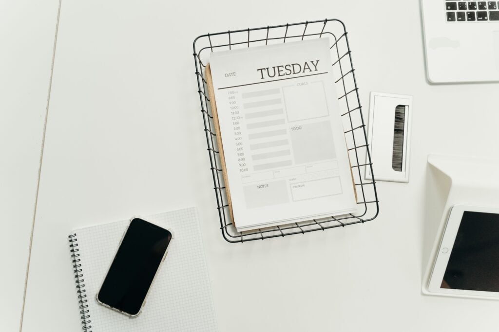 Research suggests that planning on paper and planning through a phone can engage the mind differently: paper may encourage a broader, internally organised view of the day, while apps make it easier to rely on external reminders and prompts.
