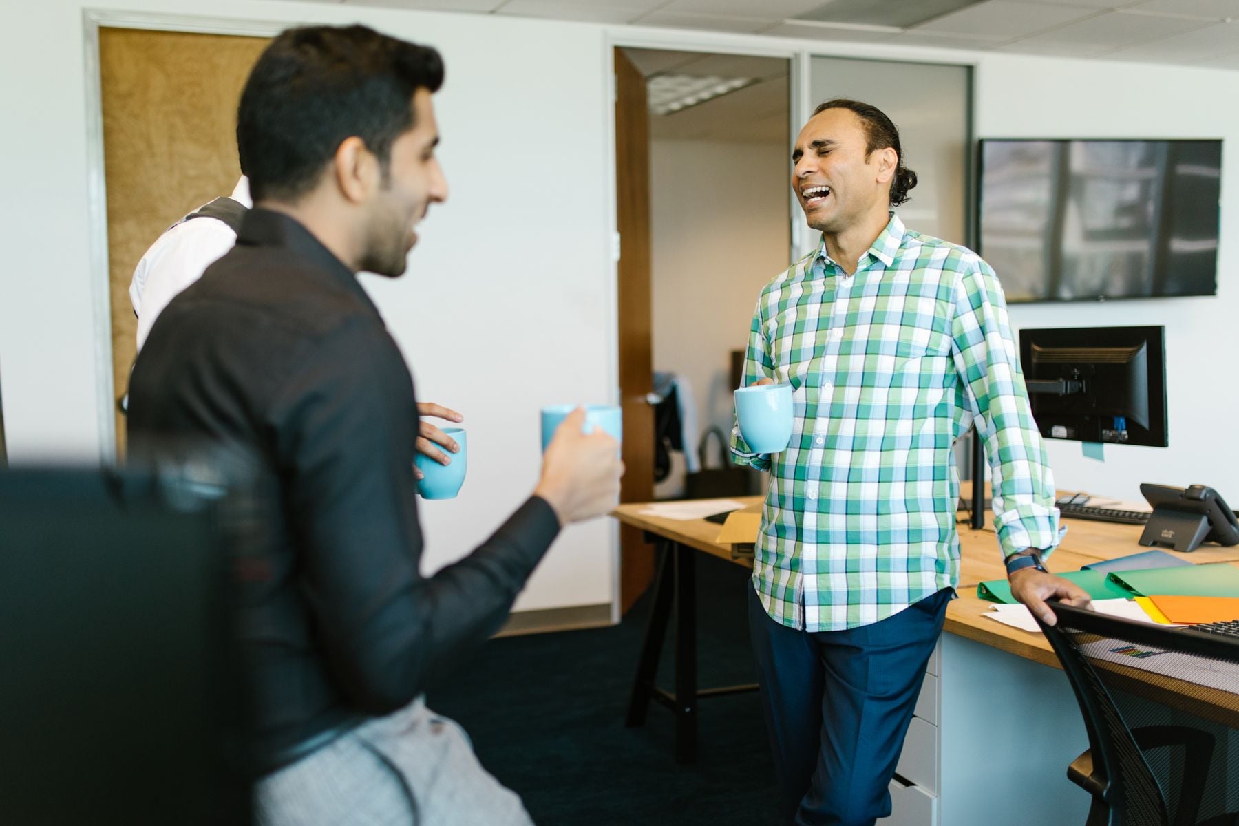 A meta-analysis of 136 samples and more than 23,000 workers found that adapting behaviour to the social situation, not acting the same way in every room, predicted better leadership and performance ratings, complicating advice to just be yourself.