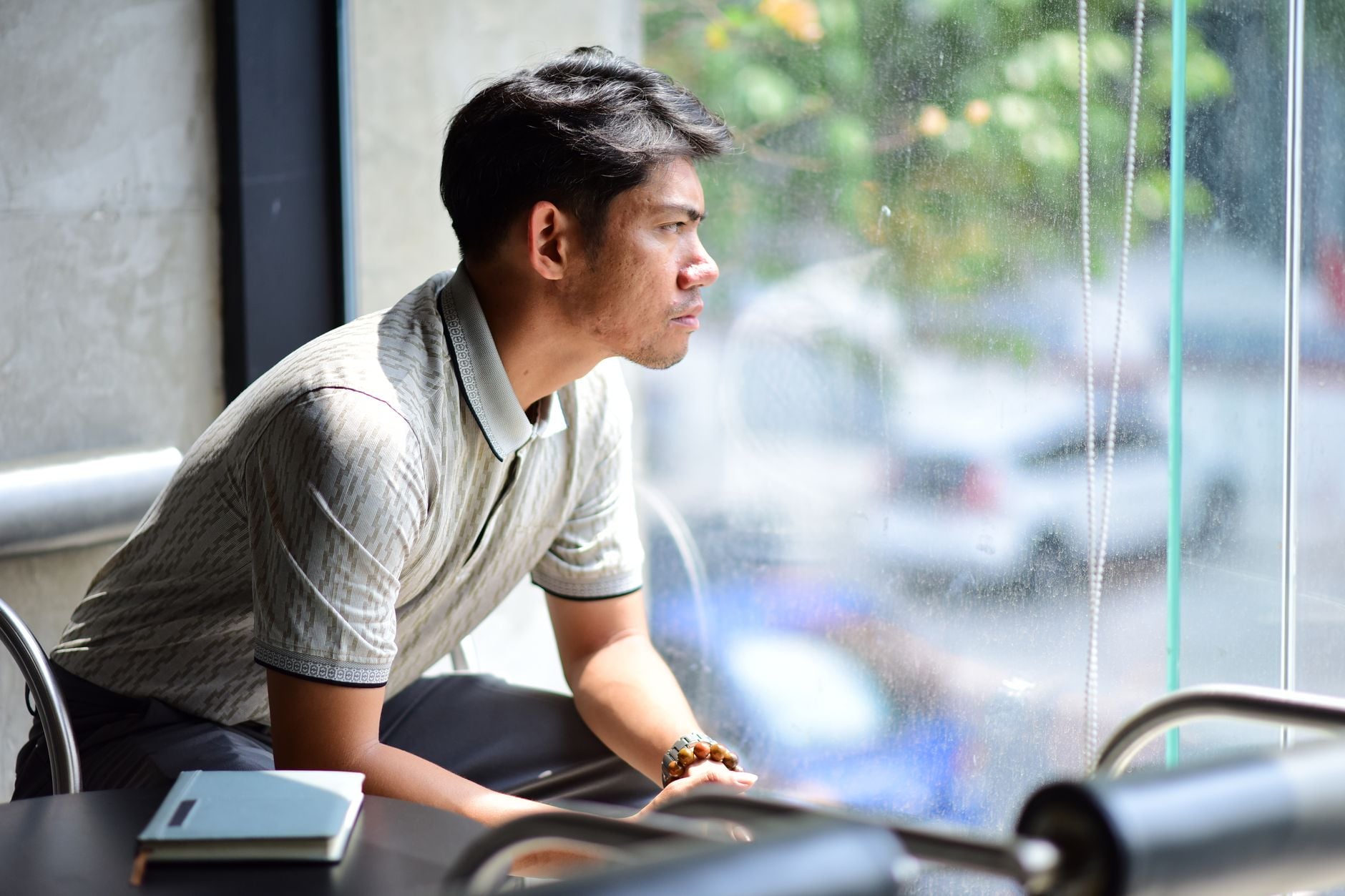 People raised by very demanding and critical parents tend to carry two traits into adulthood above all, perfectionism and a harsh inner voice, though the research is clear these are tendencies rather than sentences
