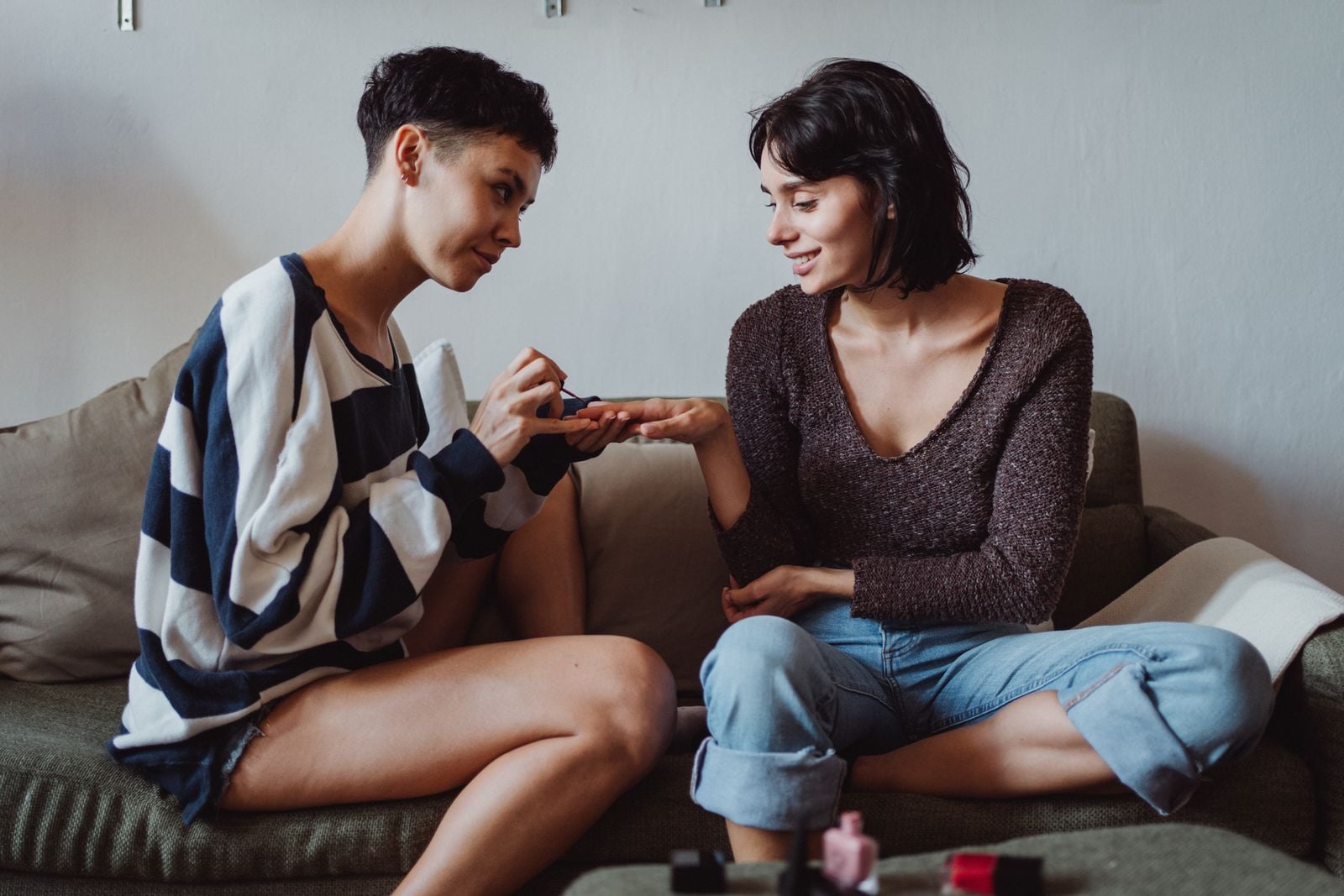 Nobody talks about why some of the kindest people end up with the fewest close friends, and it isn't shyness or bad luck, it's that being easy to be around and being genuinely known are almost opposite skills