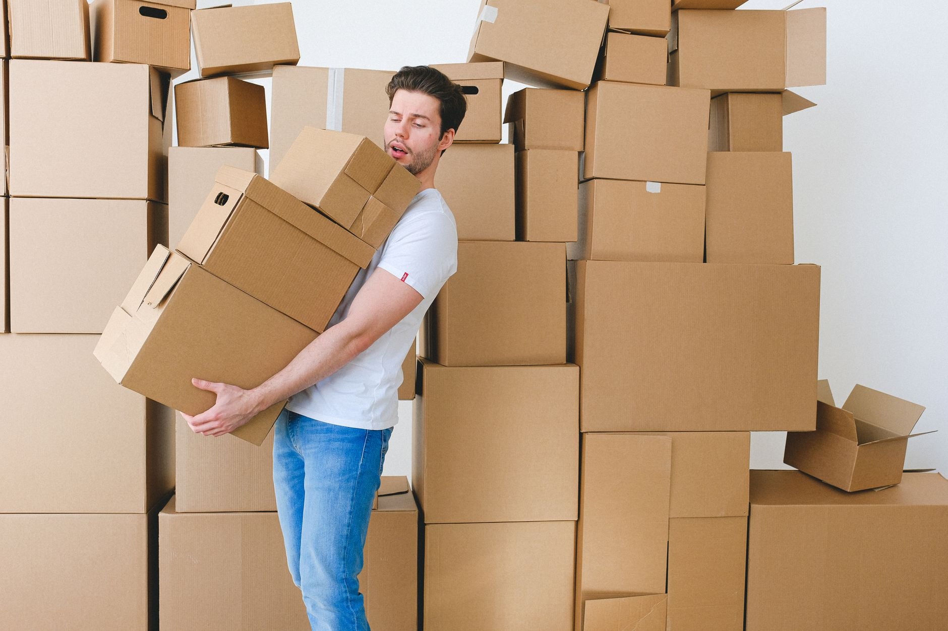 Psychology says adults who never ask anyone for help aren’t unusually strong or independent — many learned early that needing people creates disappointment, so they built an identity around carrying everything alone before anyone gets the chance to let them down