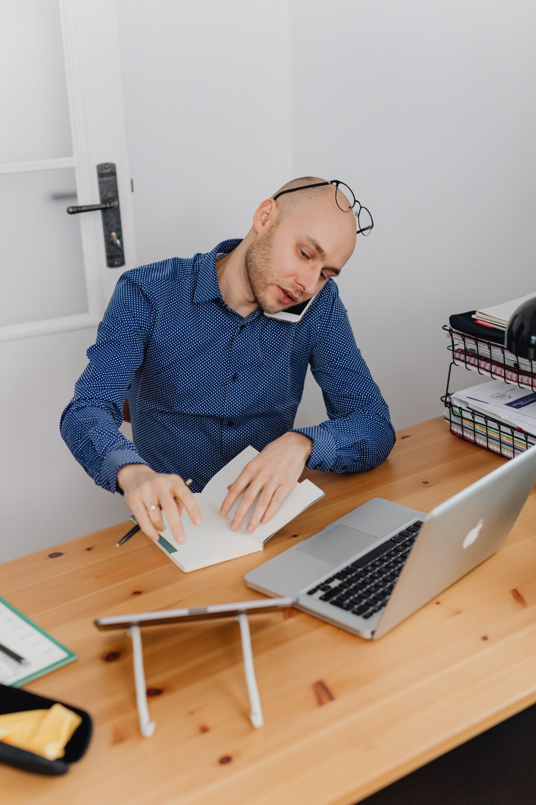 In 2004, office workers stayed on one screen for an average of two and a half minutes before switching. By the late 2010s, Gloria Mark’s UC Irvine research put that figure at just 47 seconds — and half of all screen-attention periods lasted 40 seconds or less.