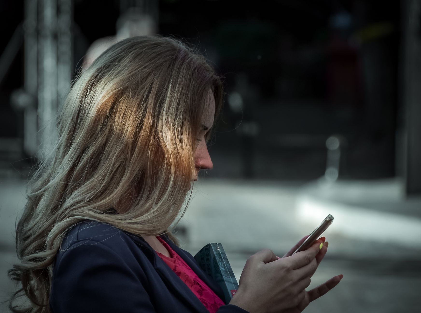 The promise of texting secrets women cannot resist collapses on inspection: the one finding, that a little uncertainty about your interest can heighten attraction, is fragile lab work, and studies of actual couples show texts build closeness only when they carry warmth rather than tactics
