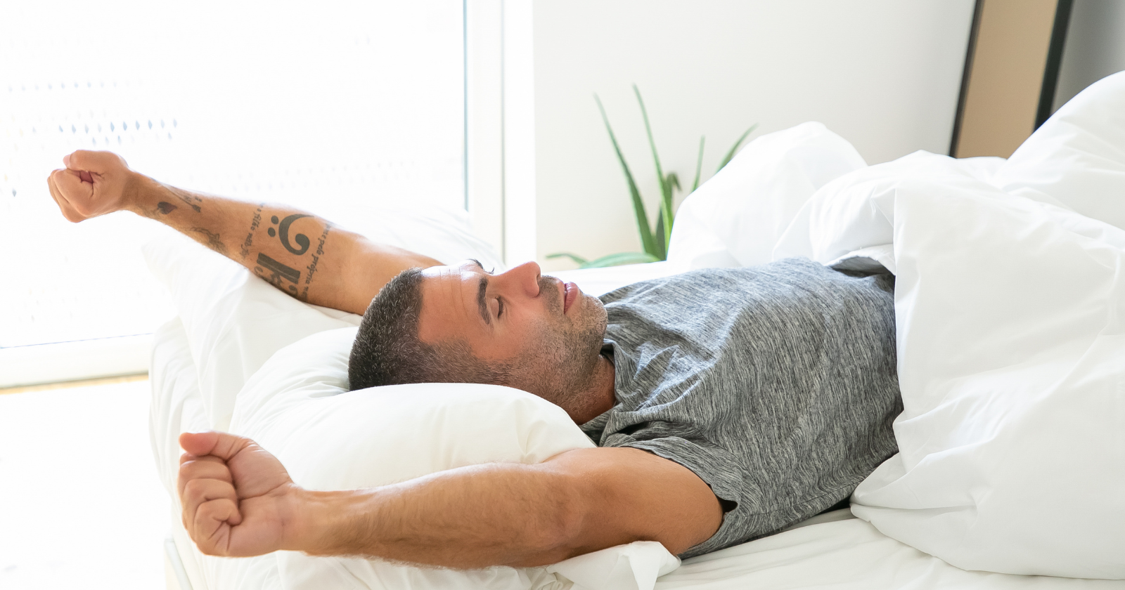 Psychology says people who wake at the same time every morning without an alarm aren't relying on willpower alone — the sleeping brain can anticipate when morning is coming, with hormone signals beginning to rise about an hour before the eyes are meant to open
