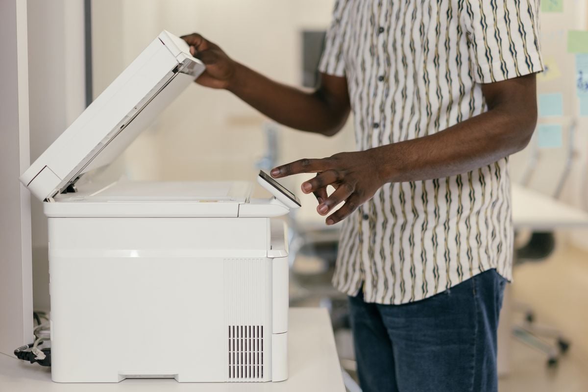 At a New York university copier, adding “because I have to make copies” raised agreement to a small favour from 60% to 93% — for a bigger favour, agreement was 24% with or without the explanation, leaving the redundant explanation no better than asking without a reason.