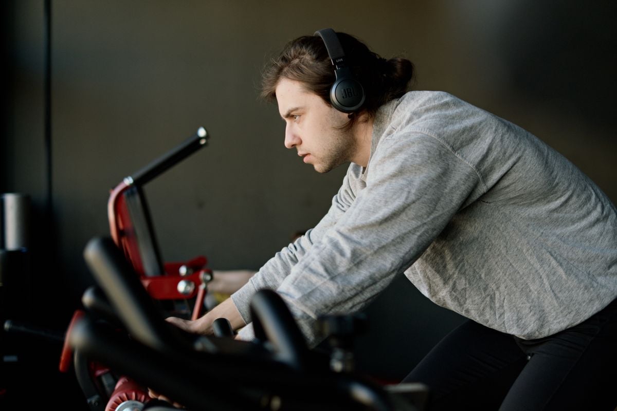 In a trial with 226 people, researchers kept tempting audiobooks on iPods that one group could access only at the gym — that group initially visited 51% more often than the controls, though the advantage faded as the study crossed the Thanksgiving break.