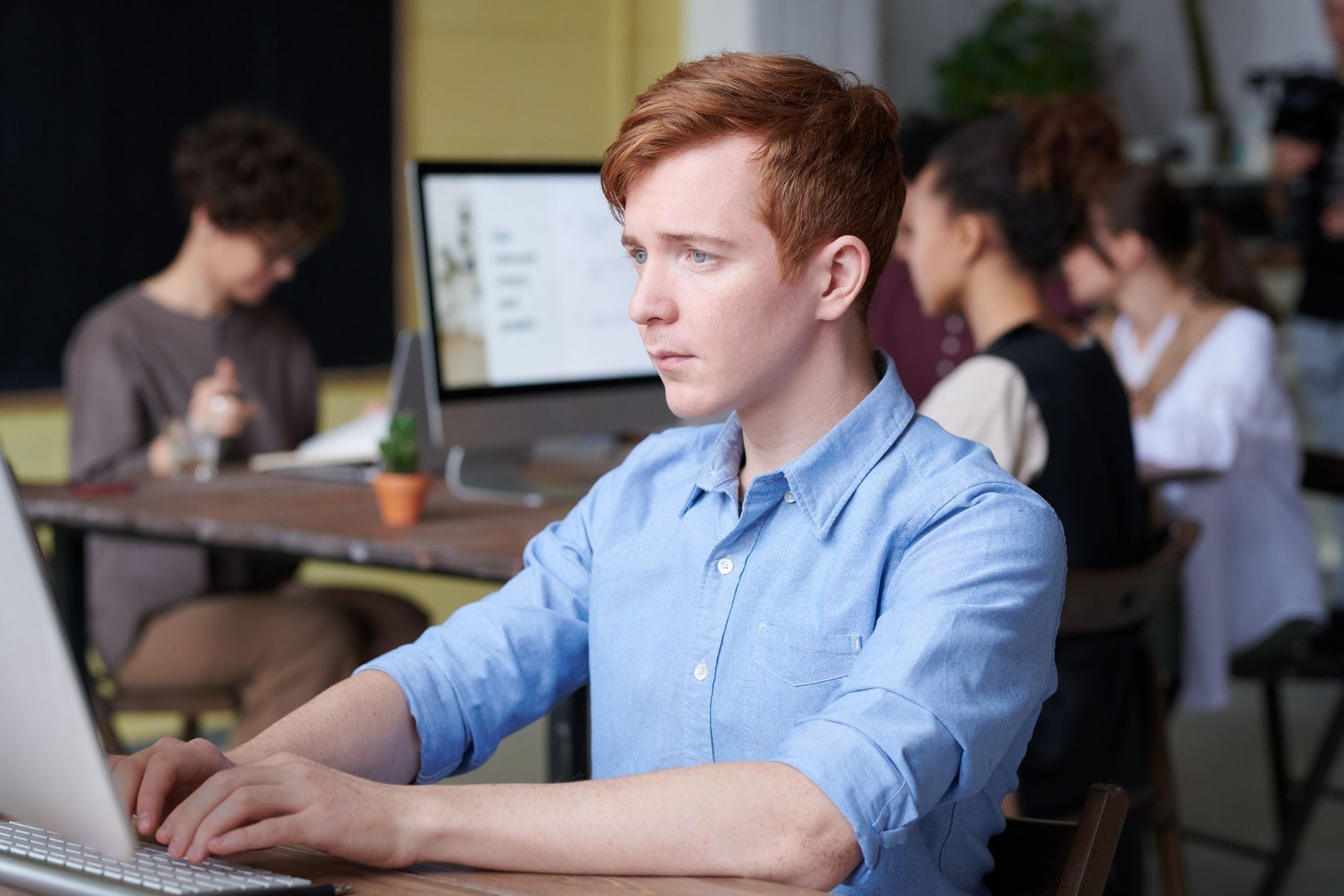 AI’s first visible employment shock may be hitting the bottom rung of the career ladder: by June 2026, employment among 22–25-year-olds in highly AI-exposed occupations was running 19% behind their less-exposed peers, largely because companies were hiring fewer juniors—not firing experienced workers—raising an uncomfortable question about who becomes tomorrow’s senior analyst, lawyer or coder.