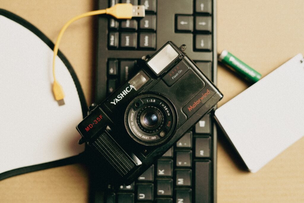 In 1975, young Kodak engineer Steven Sasson built the first self-contained digital camera, a 3.6-kilogram device that took 23 seconds to record a 0.01-megapixel black-and-white image onto cassette tape???and Sasson later summed up management???s initial reaction at the film giant as: ???That???s cute???but don???t tell anyone about it.???