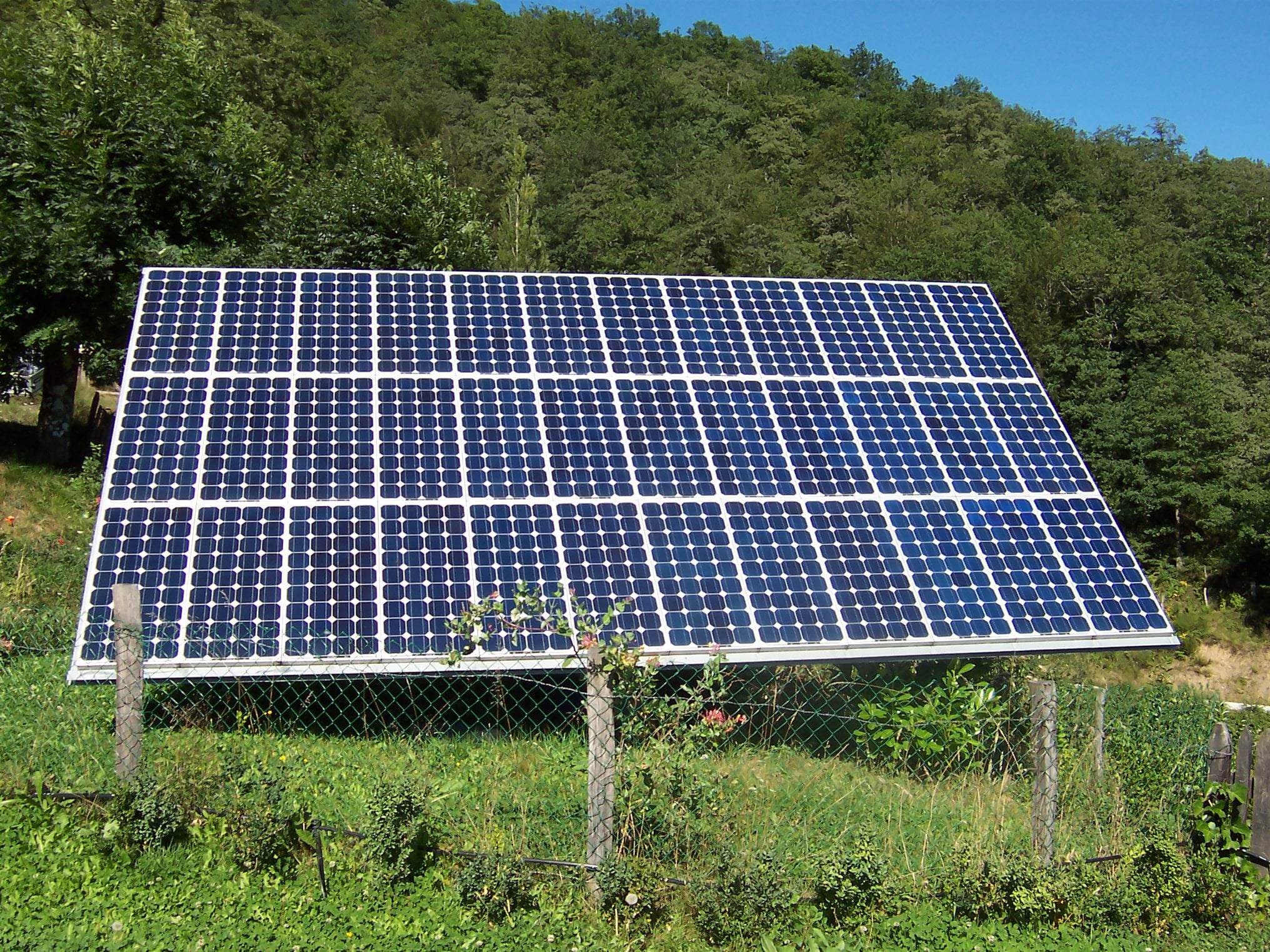Photovoltaics used 186.6 million ounces of silver in 2025 according to the World Silver Survey 2026; at Jülich, researchers are trialling a solderless nickel anisotropic conductive tape that held up through 200 cycles to −40 °C with less than 1% power loss